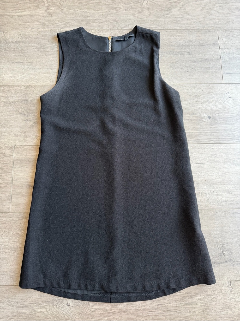 Olivaceous Classic Sleeveless Black Shift Dress - size medium